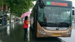 连阴雨已下两天郑州部分道路积水 郑州很多公交线路不得不绕行 - 河南一百度