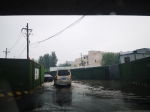 郑州西四环辅路一道路积水 过往车辆请绕行 - 河南一百度