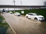 郑州西四环辅路一道路积水 过往车辆请绕行 - 河南一百度