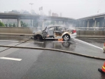 大雨中郑州一私家车自燃，窜起熊熊大火 - 河南一百度