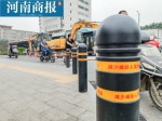 郑州街头现新型橡胶材质隔离桩!每根造价3000多，是原隔离桩的近10倍 - 河南一百度
