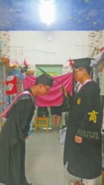 河南大学商学院6名男生变戏精自办毕业礼 - 河南一百度