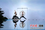 美女组团2000米绝壁“玩命”挑战悬崖瑜伽迎接国际瑜伽日 - 中国新闻社河南分社