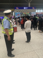 14岁男孩身无分文滞留郑州，交警买高铁票送他回家 - 河南一百度
