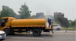 郑州街头一轿车突然自燃，供水抢修职工直接带洒水车来救援 - 河南一百度