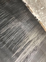 郑州一小区业主装修时发现天花板钢筋外露生锈，施工方：不影响房屋质量 - 河南一百度