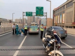 郑州陇海高架一出租车司机突发疾病死亡 趴在方向盘上一动不动 - 河南一百度