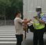 郑州一大货车闯限行被处罚，司机突然情绪激动对交警使出“铁头功” - 河南一百度
