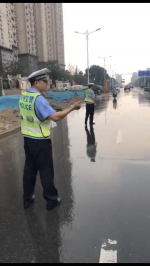 雨中电线垂落打火，郑州交警紧急疏散行人 - 河南一百度