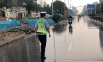 雨中电线垂落打火，郑州交警紧急疏散行人 - 河南一百度