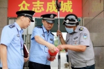 11个考区120个考点 郑州警方每个考点安排2名交警疏导交通 - 河南一百度