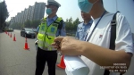 郑州两名高考生跑错考场，交警20分钟狂奔14公里顺利转移 - 河南一百度