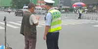 郑州一名听障人士激动地握着交警的手，源于去年一件小事 - 河南一百度