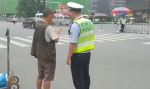 郑州一名听障人士激动地握着交警的手，源于去年一件小事 - 河南一百度