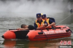 郑州：消防联合民间救援队开展水域联合救援演练 - 中国新闻社河南分社