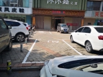 郑州一物业小区外设置临时停车场 是否该收费引争议 - 河南一百度