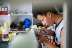 靠修鞋月入2万，郑州90后小伙毕业后成修鞋匠，客源来自全国各地 - 河南一百度