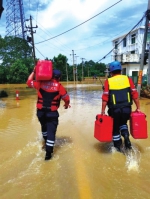 河南民间救援队辗转三省抗洪救援，搜救转移群众80多人，最大的93岁，最小的不到两个月 - 河南一百度