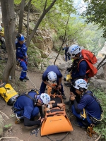 好险!男子攀爬嵩山明月峰时坠崖被困“鬼道” 7小时后被救援人员找到抬下山 - 河南一百度