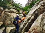 好险!男子攀爬嵩山明月峰时坠崖被困“鬼道” 7小时后被救援人员找到抬下山 - 河南一百度