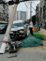 面包车突然撞向路边水泥线杆，司机吓蒙了 - 河南一百度