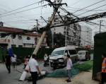 面包车突然撞向路边水泥线杆，司机吓蒙了 - 河南一百度