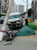 面包车突然撞向路边水泥线杆，司机吓蒙了 - 河南一百度