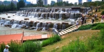 变身“澡堂”的郑州人造瀑布已拉铁刺网 施工人员提醒带走垃圾 - 河南一百度