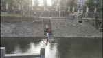 汛期危险！郑州金水河里有孩子玩耍戏水 - 河南一百度