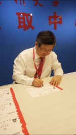 郑州大学举行2020年高招首批录取通知书现场签发仪式（图） - 郑州大学