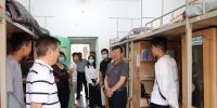 张宝明带队到学生宿舍看望新生 - 河南大学