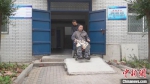 大学生带瘫痪父亲上学：已带6年 考研也要带上他 - 中国新闻社河南分社