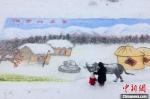 绘画者雪地作画《瑞雪兆丰年》 - 中国新闻社河南分社