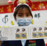成都邮政暑袜街支局工作人员展示《辛丑年》特种邮票。　张浪 摄 - 中国新闻社河南分社