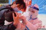 图为在苑陵检测点，一名儿童接受核酸检测样本采集。　李超庆 摄 - 中国新闻社河南分社