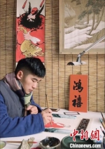 　王站在家中画室创作。　董飞 摄 - 中国新闻社河南分社