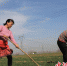 河南省延津县农民在麦田里劳作，为小麦丰收打下坚实基础 邓小强 摄 - 中国新闻社河南分社