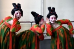 郑州歌舞剧院的演员在带妆排练(2月20日摄) - 中国新闻社河南分社