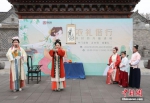 4月3日，清明假期首日，河南省开封市举行敬圣人、点朱砂等传统礼仪的“成童礼”。“成童礼”是古代中国教育子女的一种礼仪。 中新社记者 阚力 摄 - 中国新闻社河南分社