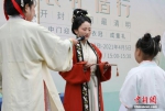 4月3日，清明假期首日，河南省开封市举行敬圣人、点朱砂等传统礼仪的“成童礼”。“成童礼”是古代中国教育子女的一种礼仪。 中新社记者 阚力 摄 - 中国新闻社河南分社