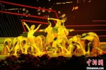 　图为洛阳舞蹈《大河三彩》在开幕式现场展演。　阚力 摄 - 中国新闻社河南分社