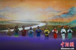 来自沿黄九省(区)的九名儿童手捧盛满了当地黄河水的器皿，唱响《我的祖国》。 - 中国新闻社河南分社