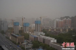 浮尘天气影响下的郑州空气质量严重污染。　韩章云 摄 - 中国新闻社河南分社