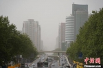 　受浮尘天气影响，郑州能见度降低。　韩章云 摄 - 中国新闻社河南分社
