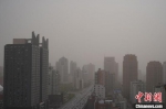 　受浮尘天气影响，郑州城市上空灰蒙蒙一片。　韩章云 摄 - 中国新闻社河南分社
