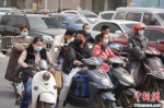 　空气严重污染，郑州市民戴口罩出行。　韩章云 摄 - 中国新闻社河南分社