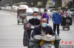 　浮尘天气，郑州市民戴口罩出行。　韩章云 摄 - 中国新闻社河南分社