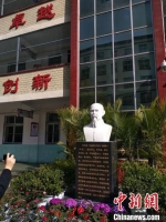 新蔡县今是中学教学楼旁的任芝铭先生塑像。　杨大勇 摄 - 中国新闻社河南分社