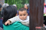 妇女抱着婴儿观赏节目 - 中国新闻社河南分社