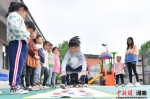 儿童在做游戏 - 中国新闻社河南分社